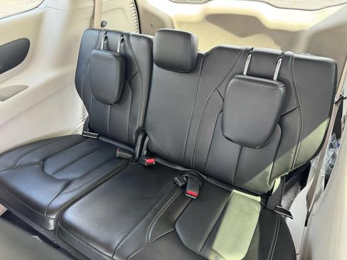 Used 2023 Chrysler Pacifica Touring-L FWD image 18