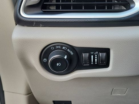 Certified 2023 Chrysler Pacifica Touring-L FWD image 11