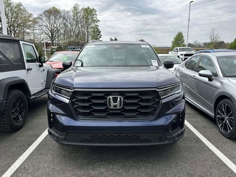 Used 2025 Honda Pilot Sport image 2