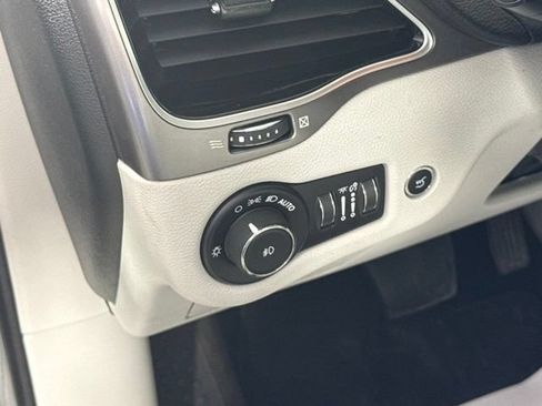 Used 2019 Jeep Cherokee Limited w/ Luxury Group AWD/4WD image 18