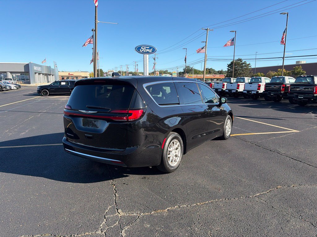 Used 2025 Chrysler Pacifica Select FWD image 7