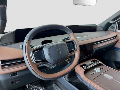 Used 2025 Lincoln Navigator Reserve image 21