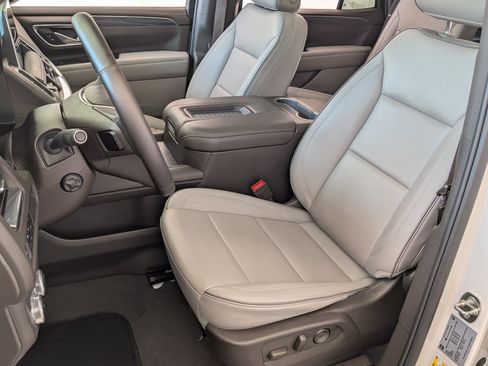 Used 2024 GMC Yukon SLT w/ SLT Premium Package RWD image 17