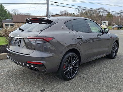 Used 2023 Maserati Levante Trofeo image 5
