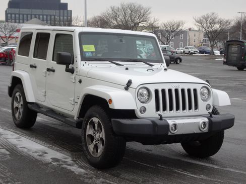 Used 2018 Jeep Wrangler Unlimited Sahara w/ Connectivity Group image 3