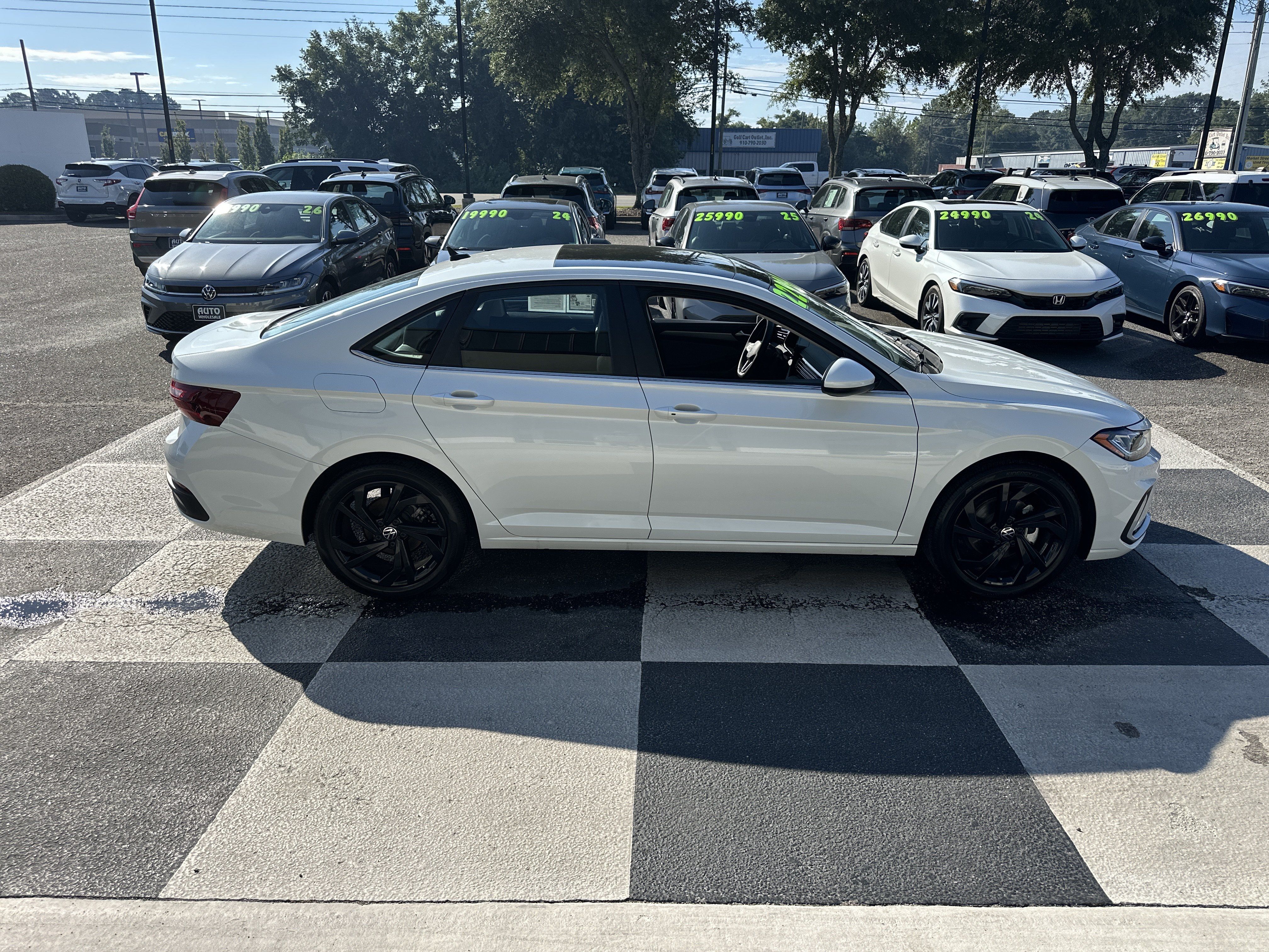 Used 2026 Volkswagen Jetta SE FWD image 4