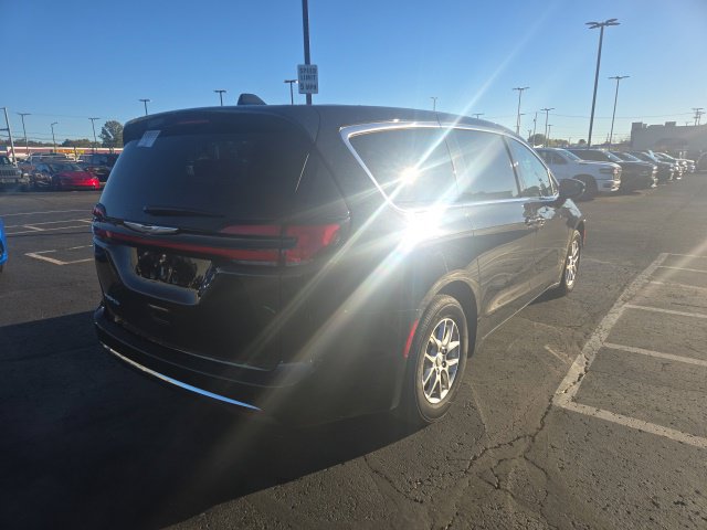 Used 2026 Chrysler Pacifica Select FWD image 5
