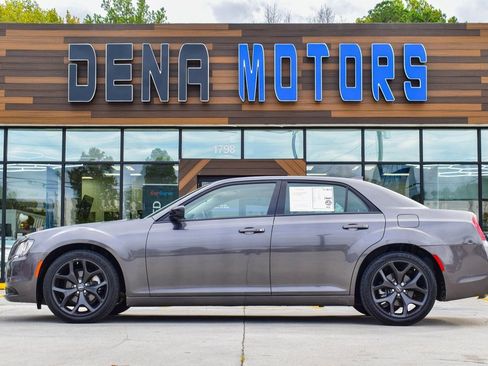 Used 2022 Chrysler 300 Touring w/ Sport Appearance Package image 27