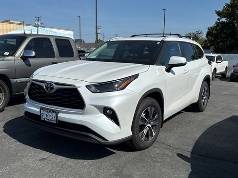 Used 2023 Toyota Highlander XLE FWD image 2