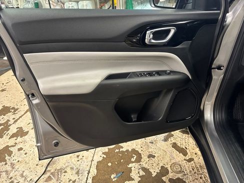 Used 2024 Jeep Compass Limited image 14