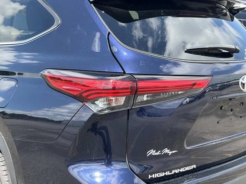 Used 2022 Toyota Highlander LE AWD/4WD image 10