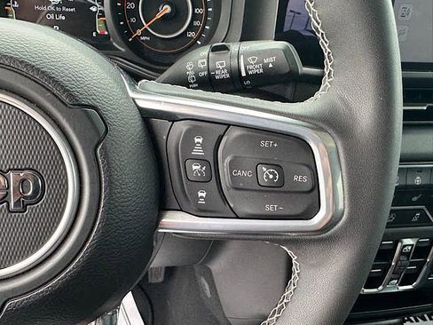 Used 2025 Jeep Wrangler Sahara AWD/4WD image 27