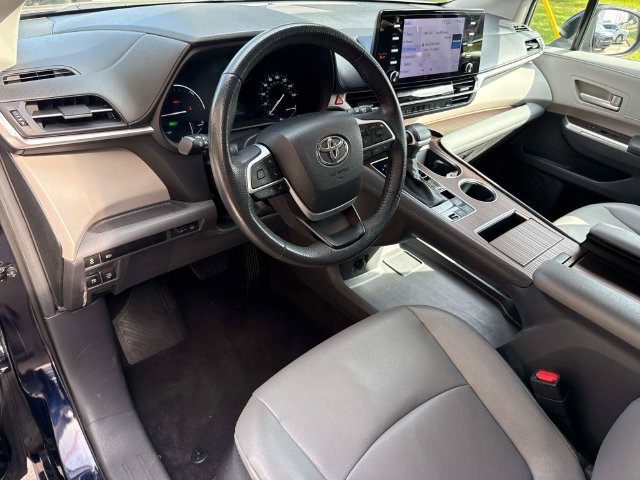Used 2024 Toyota Sienna XLE FWD image 25