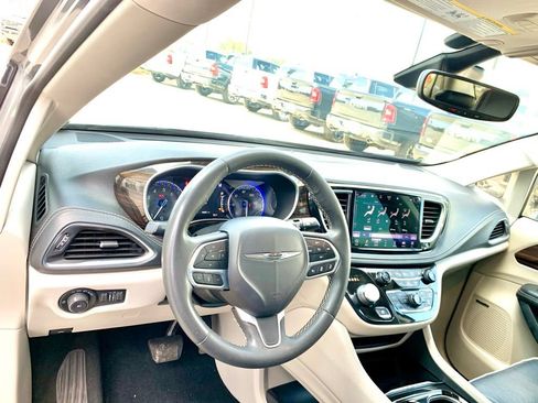 Used 2022 Chrysler Pacifica Limited FWD image 11