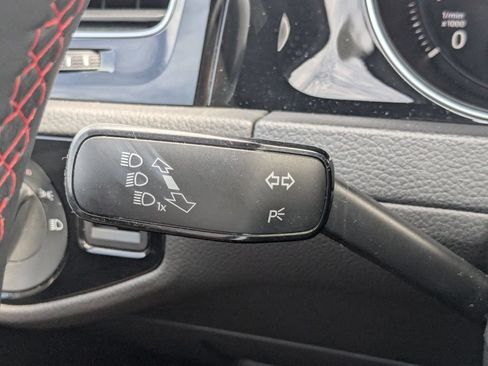 Used 2018 Volkswagen GTI SE FWD image 36