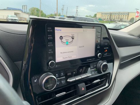 Used 2021 Toyota Highlander XLE AWD/4WD image 25