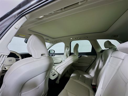 Used 2022 Volvo XC60 B5 Momentum w/ Climate Package image 13