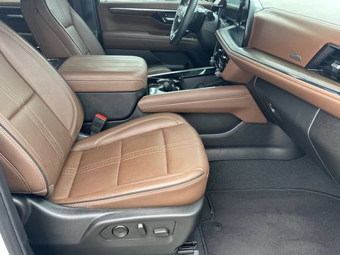 Used 2025 Chevrolet Tahoe High Country AWD/4WD image 13