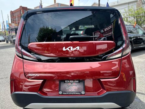 Used 2024 Kia Soul LX w/ Option Group 015 FWD image 5