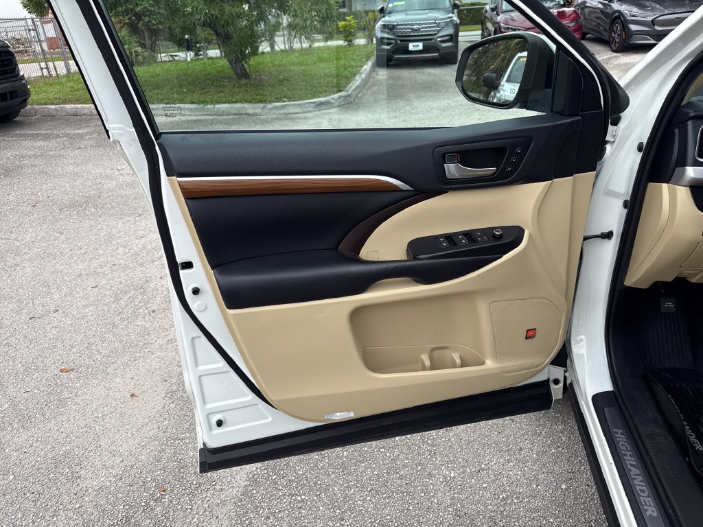 Used 2019 Toyota Highlander Limited AWD/4WD image 14