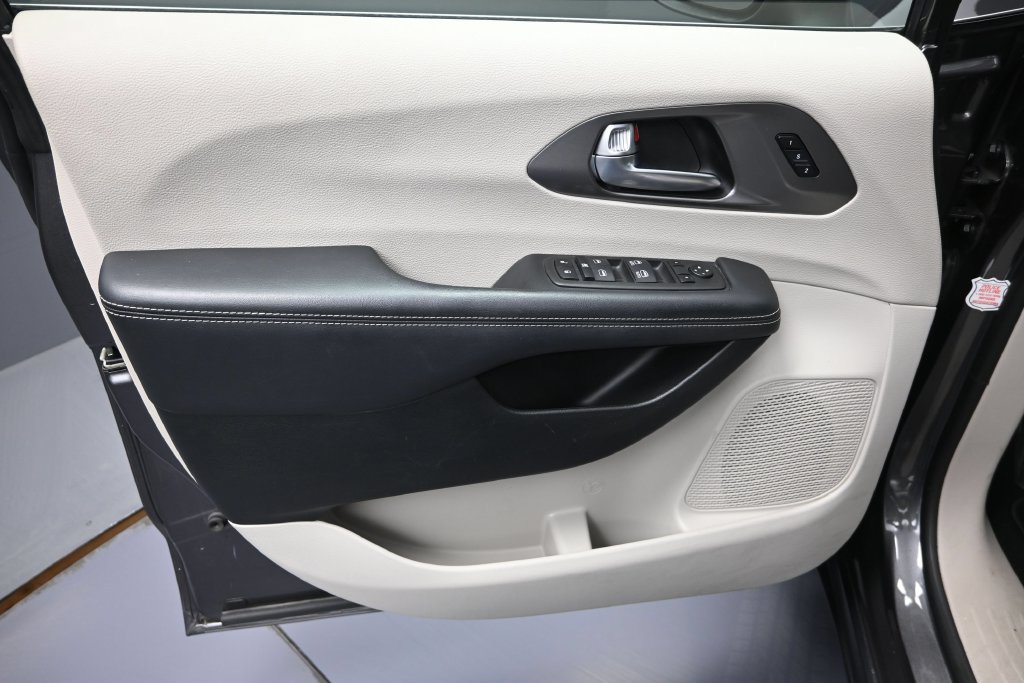 Used 2023 Chrysler Pacifica Touring-L FWD image 9