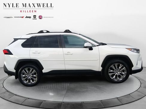 Used 2020 Toyota RAV4 XLE Premium FWD image 17