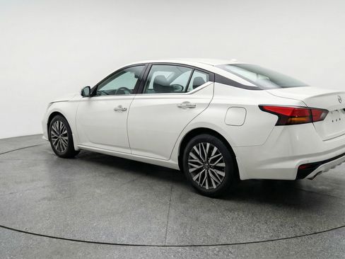 Used 2025 Nissan Altima 2.5 SV FWD image 6