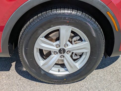 Certified 2023 Kia Sorento LX image 9