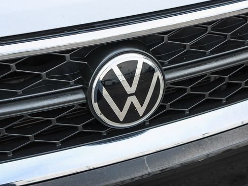 Used 2022 Volkswagen Taos SE w/ Panoramic Sunroof Package image 5