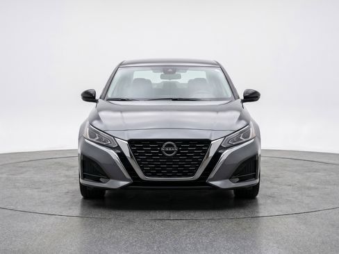 Used 2025 Nissan Altima 2.5 SV FWD image 2