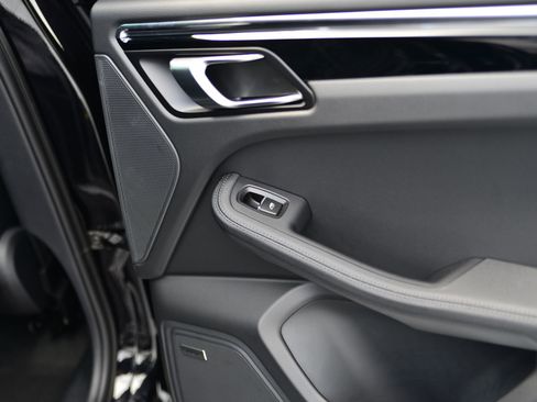 Certified 2026 Porsche Macan AWD/4WD image 26
