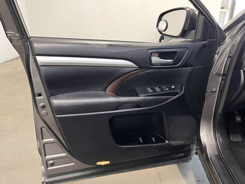 Used 2015 Toyota Highlander XLE image 24