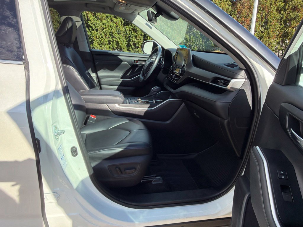 Used 2021 Toyota Highlander XLE AWD/4WD image 18