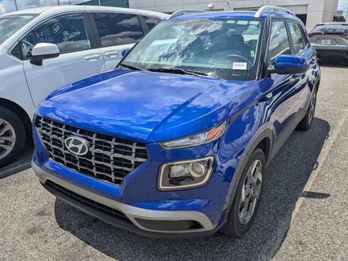 Used 2025 Hyundai Venue SEL FWD image 2
