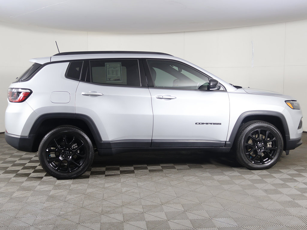 Used 2025 Jeep Compass Latitude w/ Altitude Special Edition AWD/4WD image 16