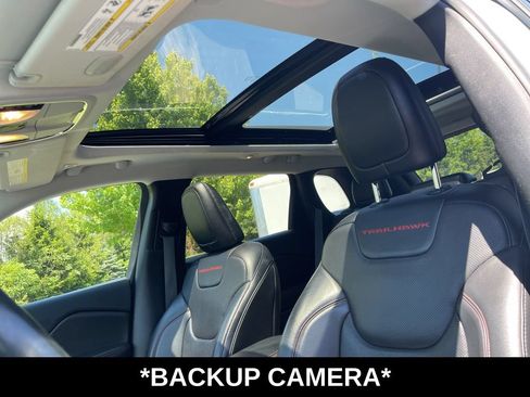 Used 2019 Jeep Cherokee Trailhawk AWD/4WD image 8