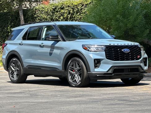 Certified 2025 Ford Explorer ST RWD image 9