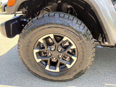 Used 2025 Jeep Gladiator Sport AWD/4WD image 11