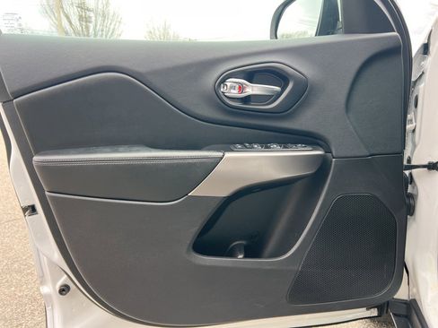 Used 2019 Jeep Cherokee Latitude Plus w/ Cold Weather Group image 11