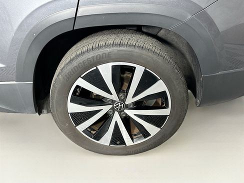 Used 2022 Volkswagen Taos SE w/ Panoramic Sunroof Package FWD image 11