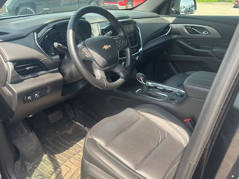 Used 2023 Chevrolet Traverse LT w/ LT Premium Package FWD image 11