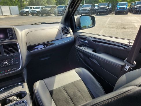 Used 2016 Dodge Grand Caravan SXT FWD image 17