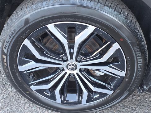 Used 2023 Toyota Crown XLE image 24