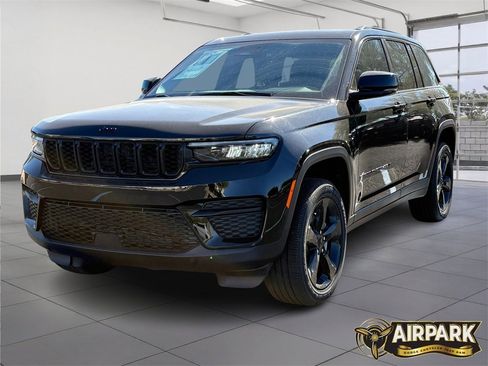 New 2025 Jeep Grand Cherokee Laredo image 8