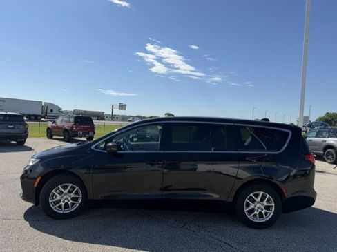 Used 2023 Chrysler Pacifica Touring-L FWD image 6
