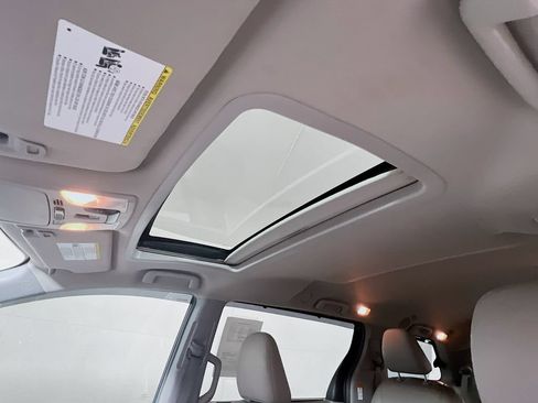 Certified 2018 Toyota Sienna XLE w/ XLE Navigation Package FWD image 19