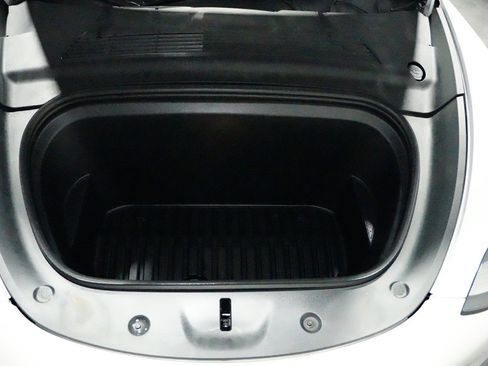 Used 2021 Tesla Model Y Long Range image 4