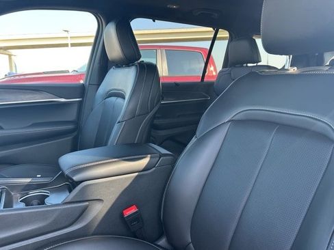 New 2025 Jeep Grand Cherokee L Limited w/ Luxury Tech Group II image 38