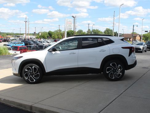 New 2026 Chevrolet Trax RS w/ Sunroof Package FWD image 6