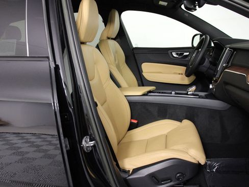 Certified 2023 Volvo XC60 B5 Ultimate w/ Climate Package image 29
